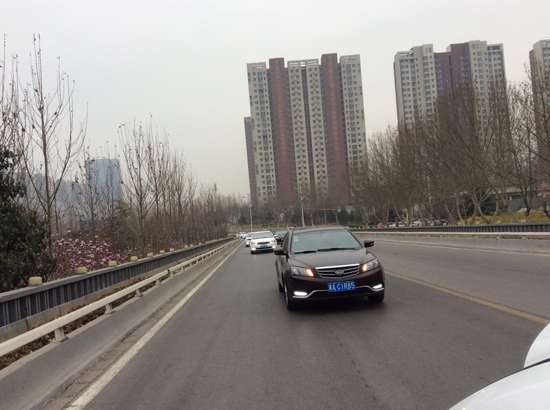 我们在路上,炫丽的led日间行车灯伴随着双闪,提高了行车的安全系数.