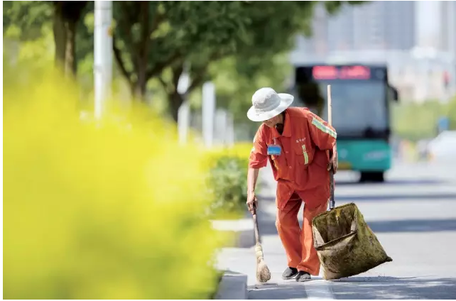 环卫工,抢修建筑工人,交警,外卖快递小哥, 他们用汗水和坚持,换来城市