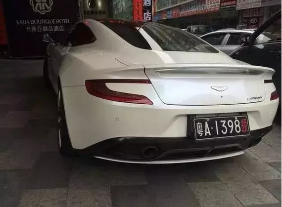 路上遇到挂这样车牌的车,建议绕着走!