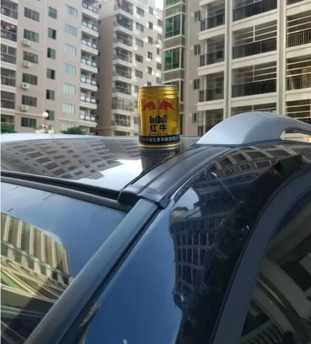 车顶上摆一瓶红牛或者其他的什么饮料,吸引那些喜欢喝饮料的软妹子