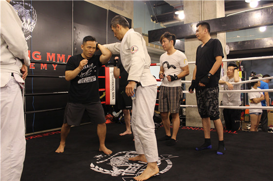 简单的热身运动之后,巴西柔术andy总教练讲解柔术的缠斗技巧,学员们也