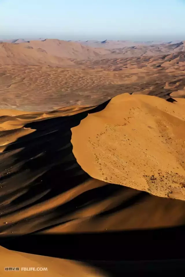 巴丹吉林沙漠沙丘连绵不绝,沙壑纵横,沙壁如峭,波涛起伏,宛如卷起的