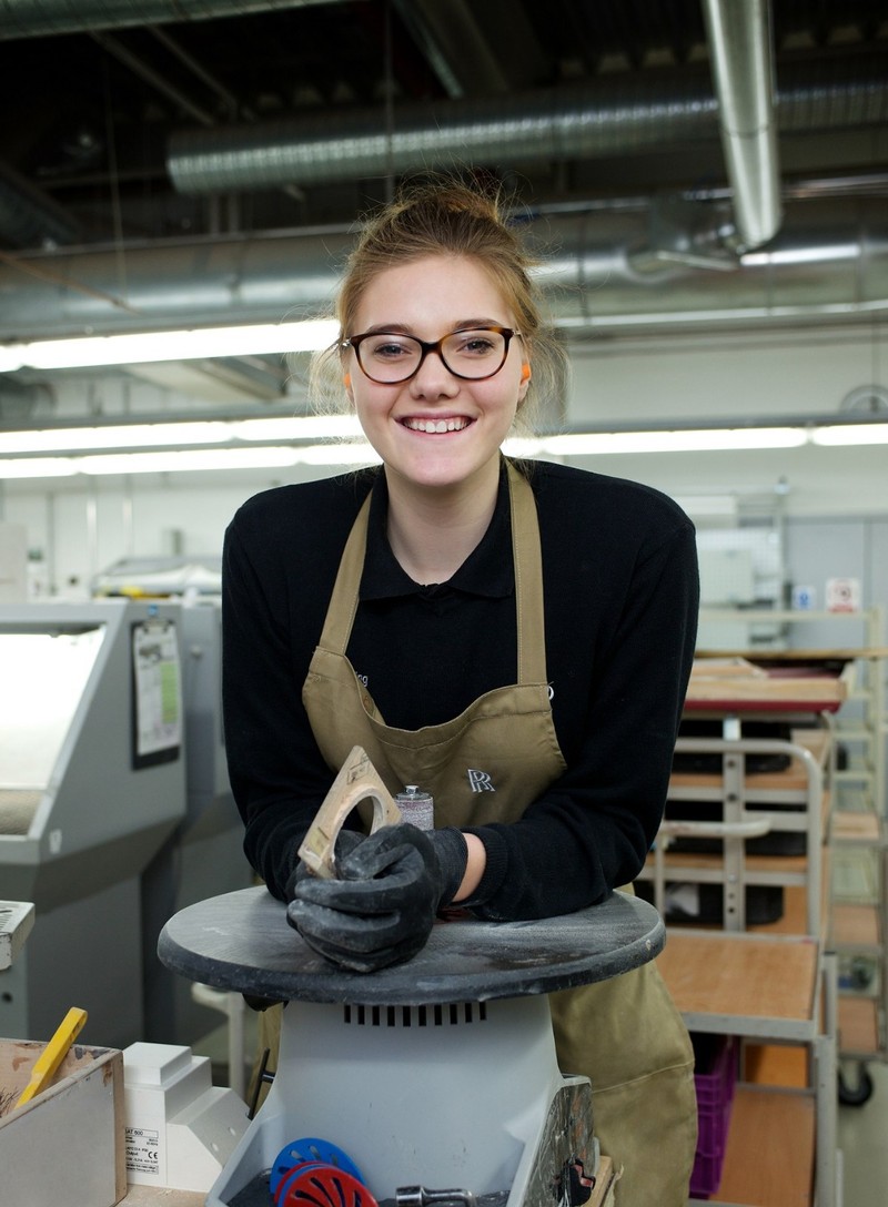 【新闻图片】劳斯莱斯汽车学徒项目木料课程