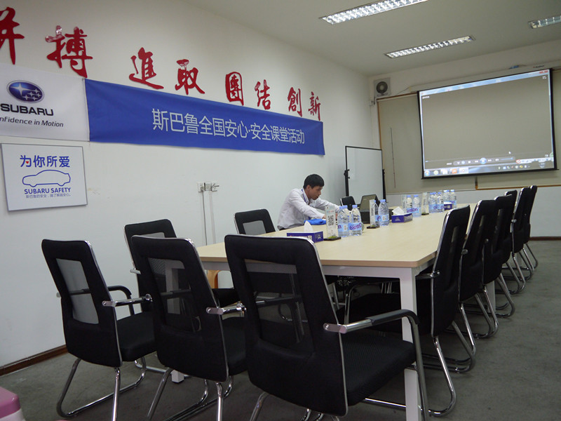 可口的水果和矿泉水在炎炎烈日的下午为车主带来清凉